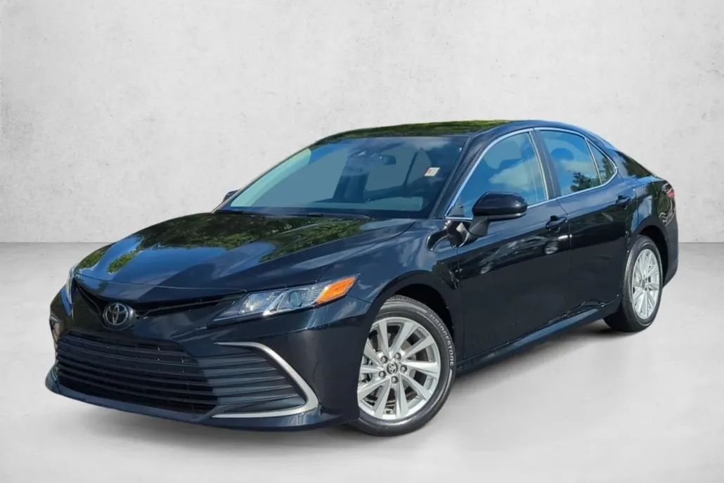 2023 Toyota Camry LE photo 1