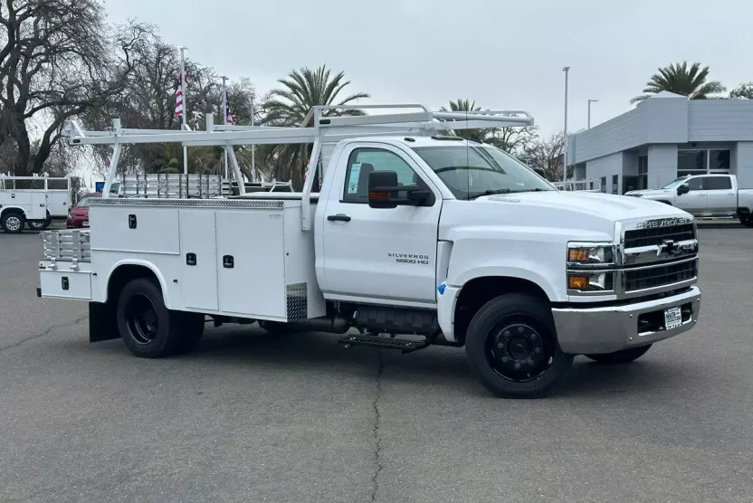 2023 Chevrolet Silverado 5500HD Work Truck photo 1