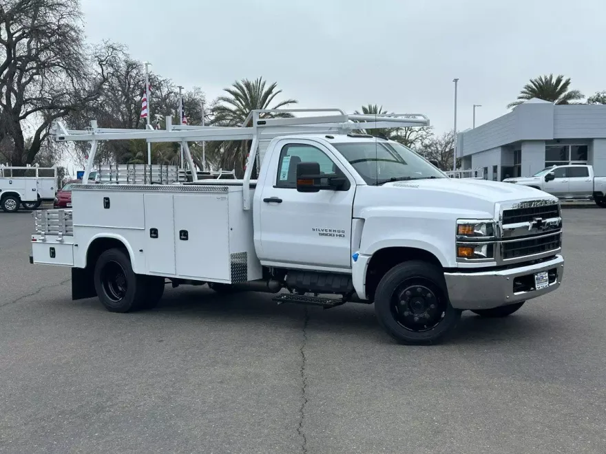 2023 Chevrolet Silverado 5500HD Work Truck photo 1
