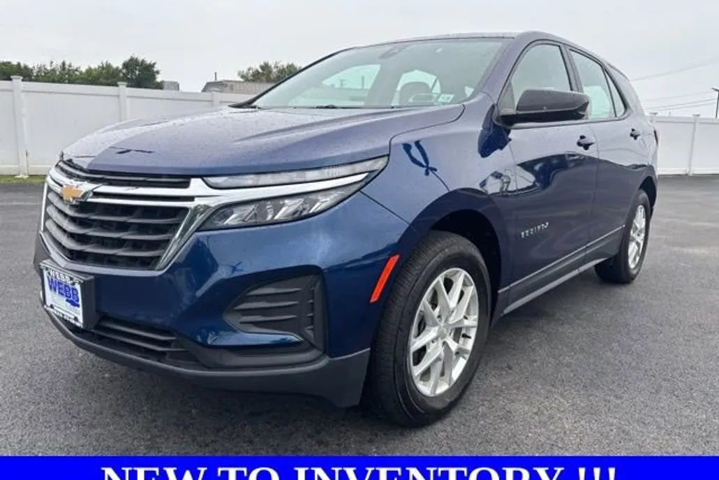 2023 Chevrolet Equinox LS photo 1