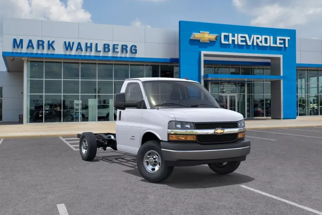 2025 Chevrolet Express Cutaway 3500 photo 1
