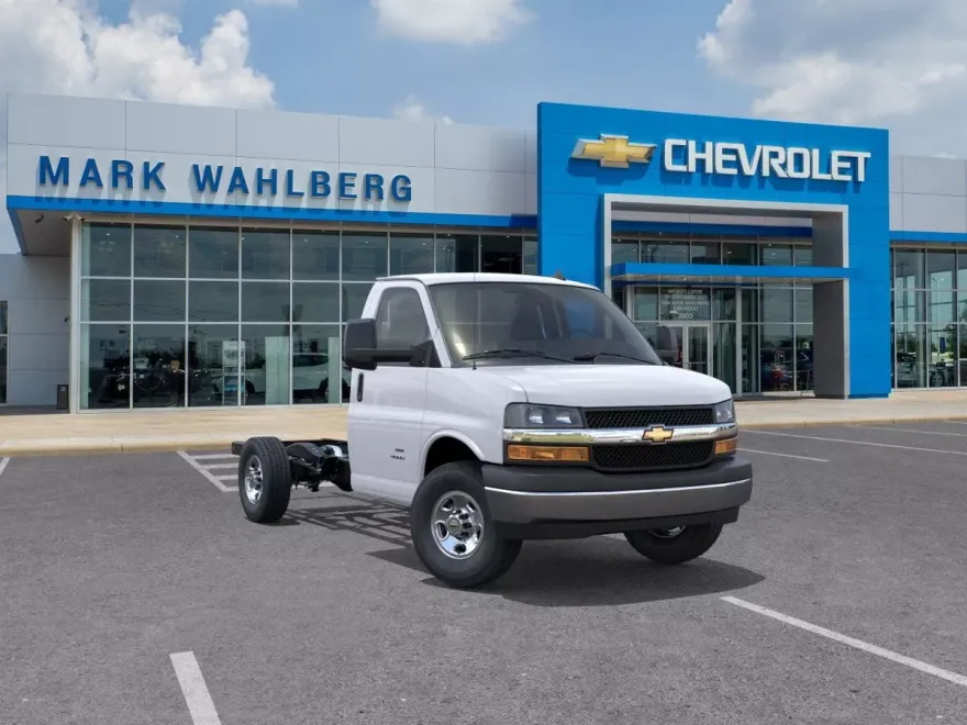 2025 Chevrolet Express Cutaway 3500 photo 1