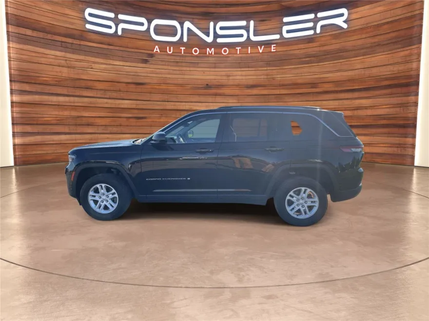 2022 Jeep Grand Cherokee Laredo photo 1