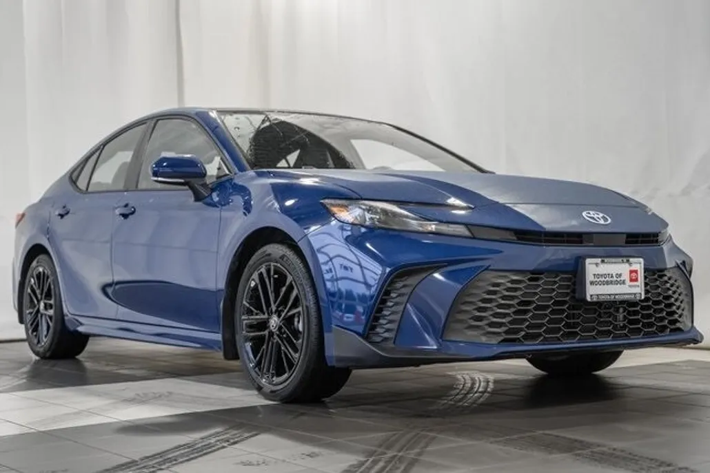 2025 Toyota Camry SE photo 1