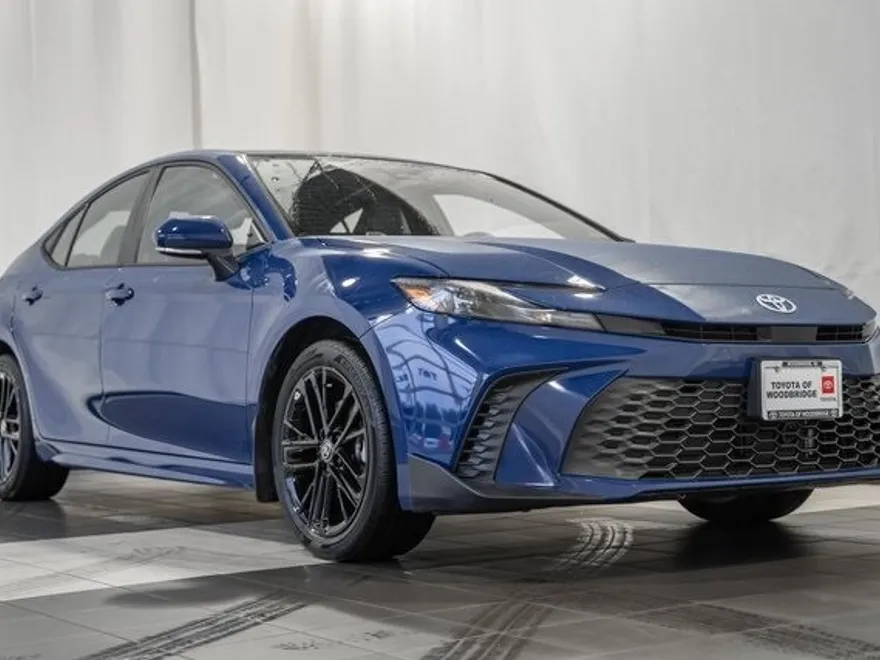 2025 Toyota Camry SE photo 1