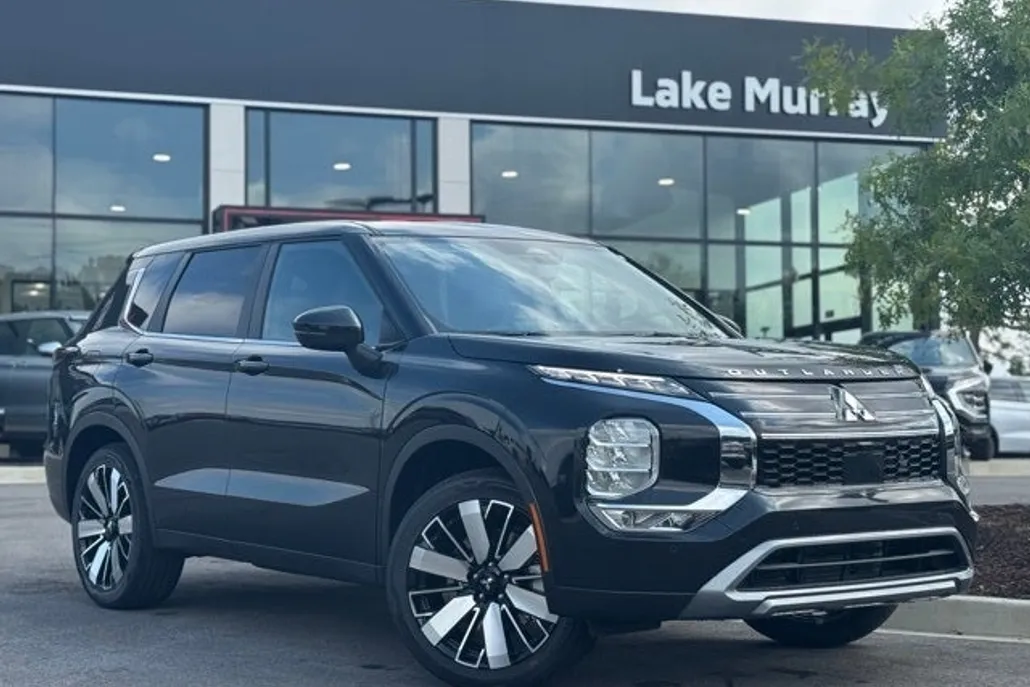 2025 Mitsubishi Outlander SE photo 1