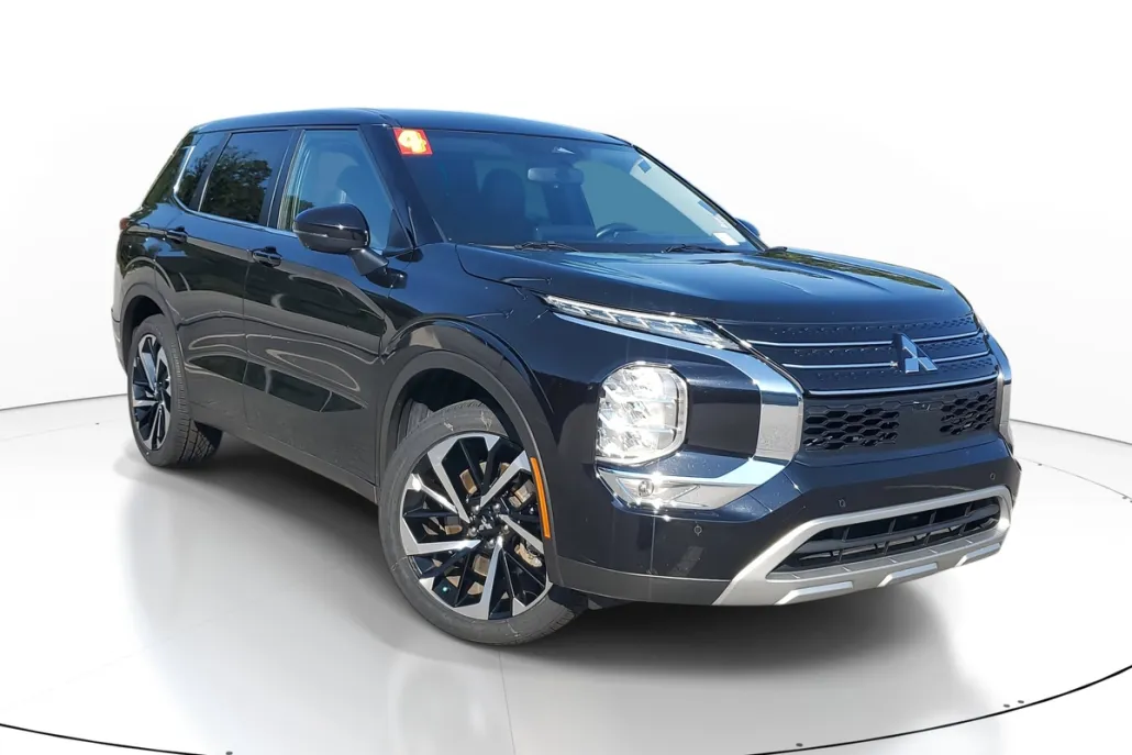 2024 Mitsubishi Outlander SE photo 1