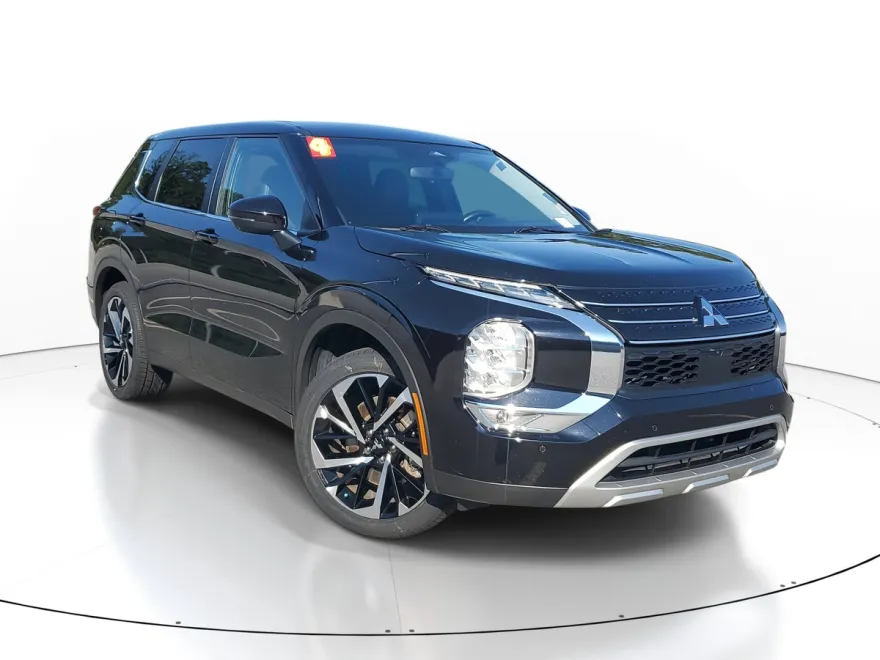 2024 Mitsubishi Outlander SE photo 1