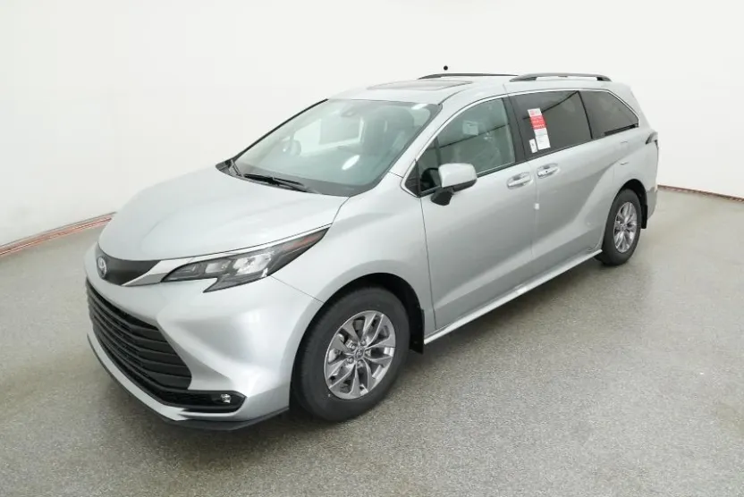 2025 Toyota Sienna XLE photo 1