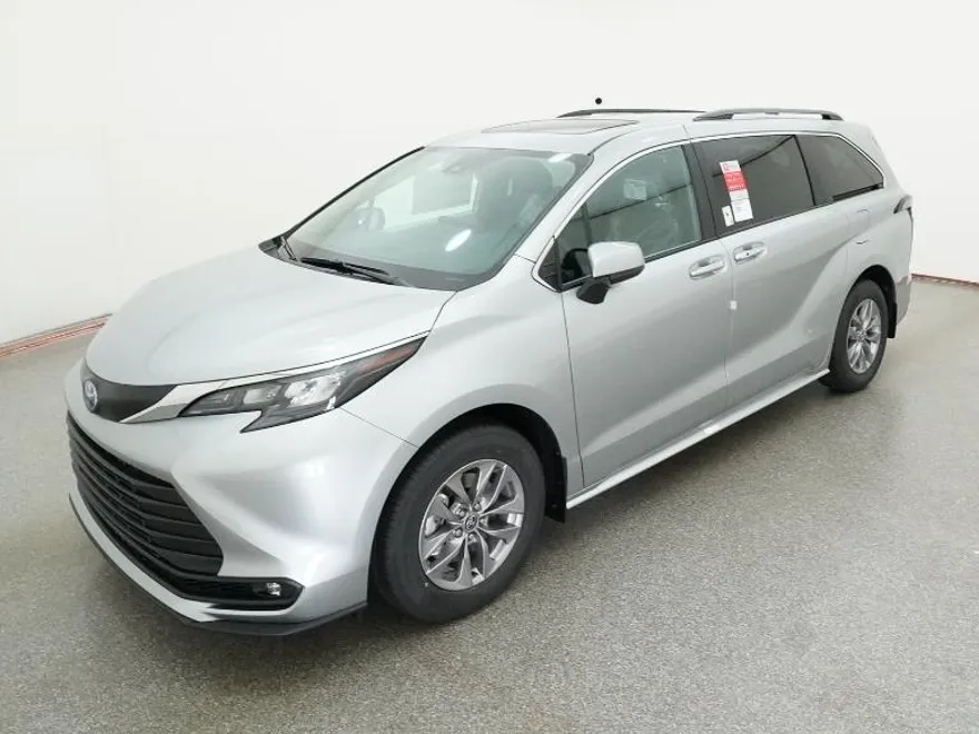2025 Toyota Sienna XLE photo 1