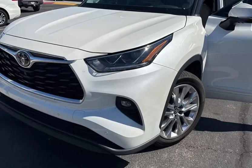 2021 Toyota Highlander Limited photo 1