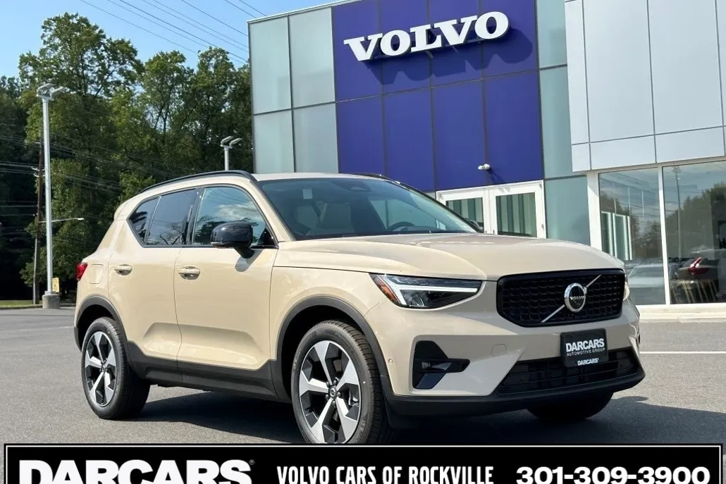 2025 Volvo XC40 Plus photo 1