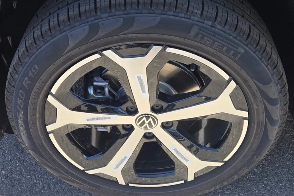2025 Volkswagen Tiguan SE photo 1