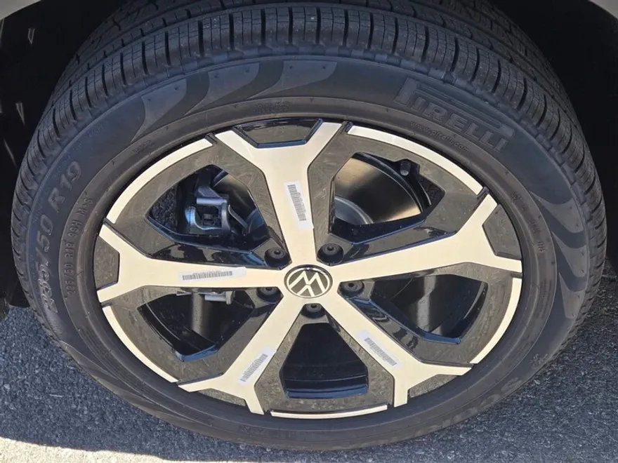 2025 Volkswagen Tiguan SE photo 1