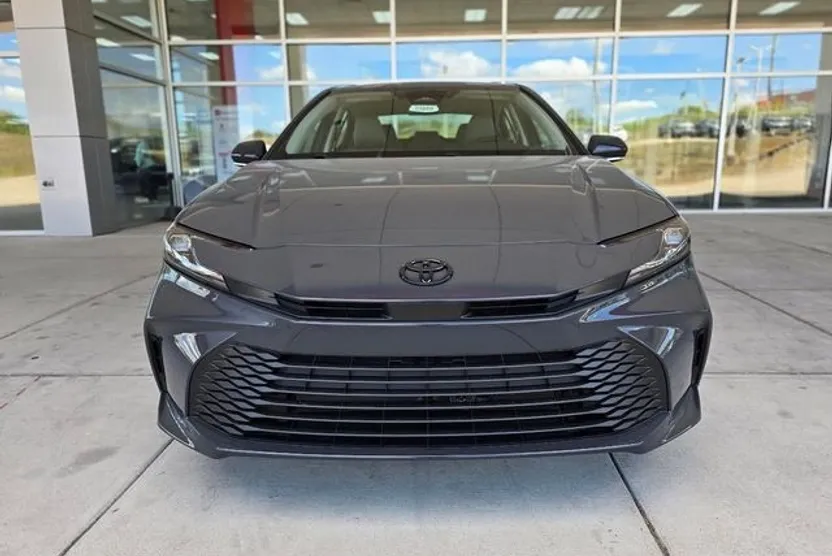 2025 Toyota Camry LE photo 1