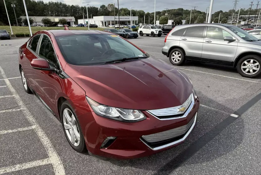 2017 Chevrolet Volt LT photo 1
