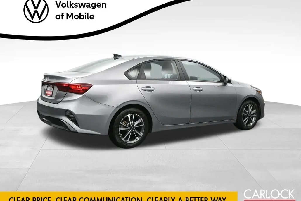 2023 Kia Forte LXS photo 1