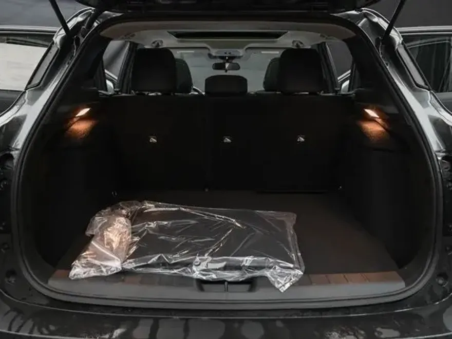 2025 Nissan Kicks SR photo 17