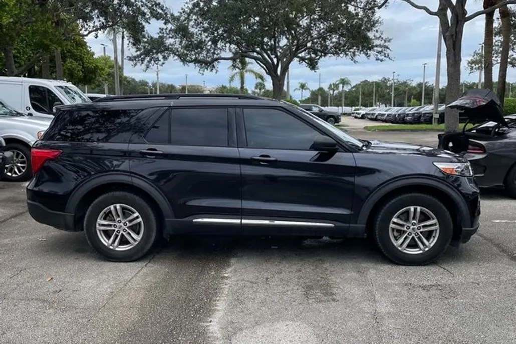 2020 Ford Explorer XLT photo 1