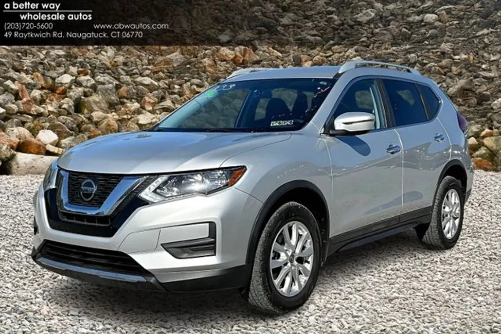 2018 Nissan Rogue SV photo 1