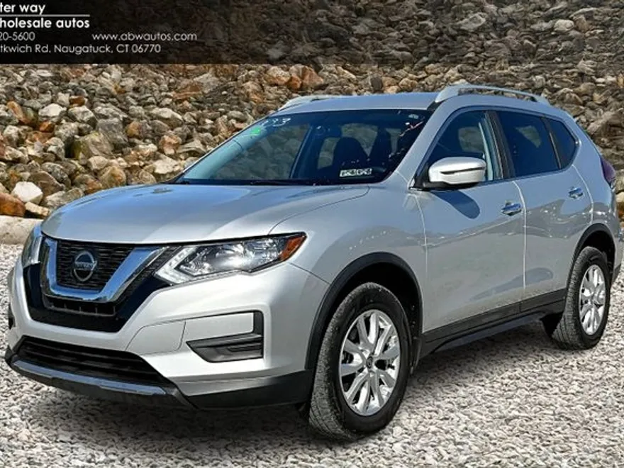 2018 Nissan Rogue SV photo 1