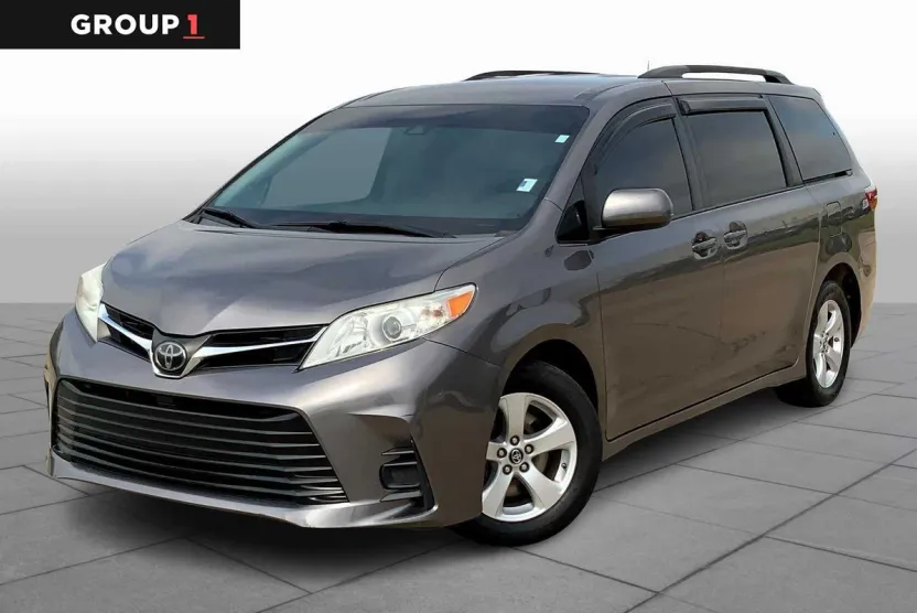 2020 Toyota Sienna LE photo 1
