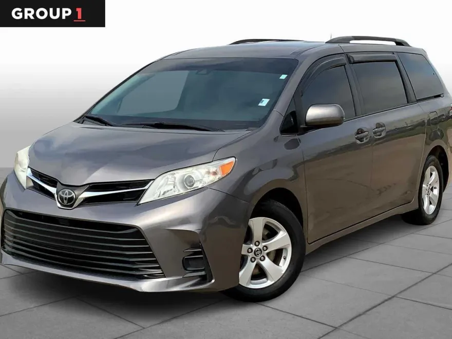 2020 Toyota Sienna LE photo 1