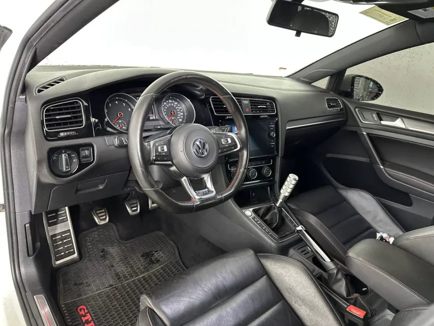 2020 Volkswagen Golf GTI SE photo 1