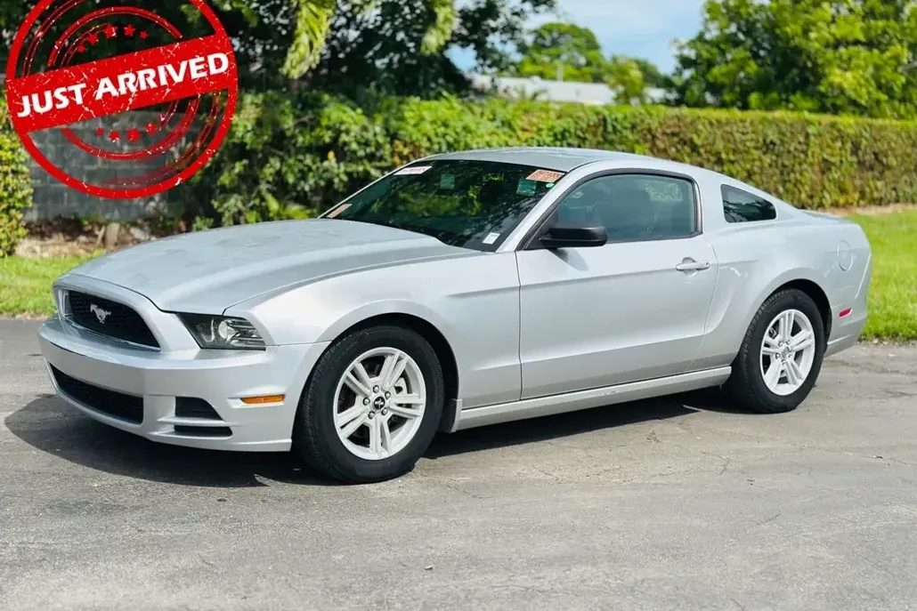 2014 Ford Mustang V6 photo 1