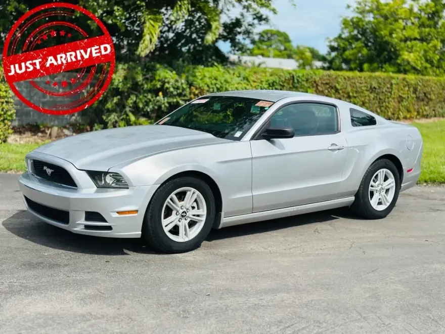 2014 Ford Mustang V6 photo 1