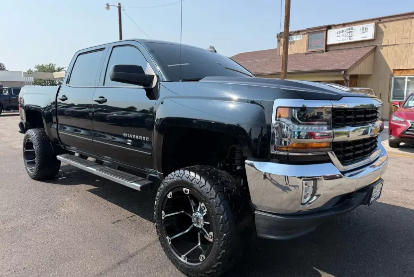 2017 Chevrolet Silverado 1500 LT photo 1
