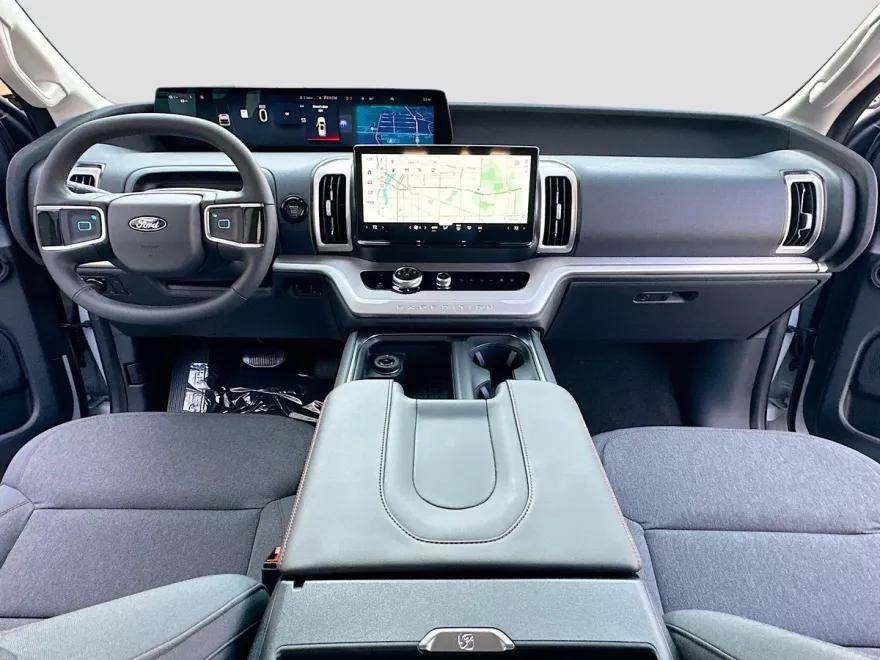 2025 Ford Expedition photo 1