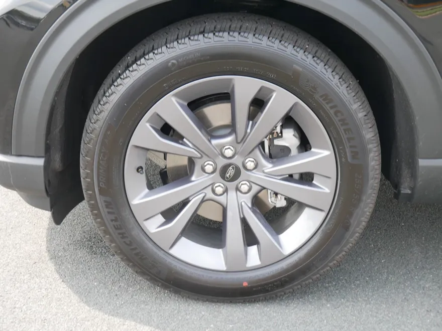 2025 Ford Explorer photo 1