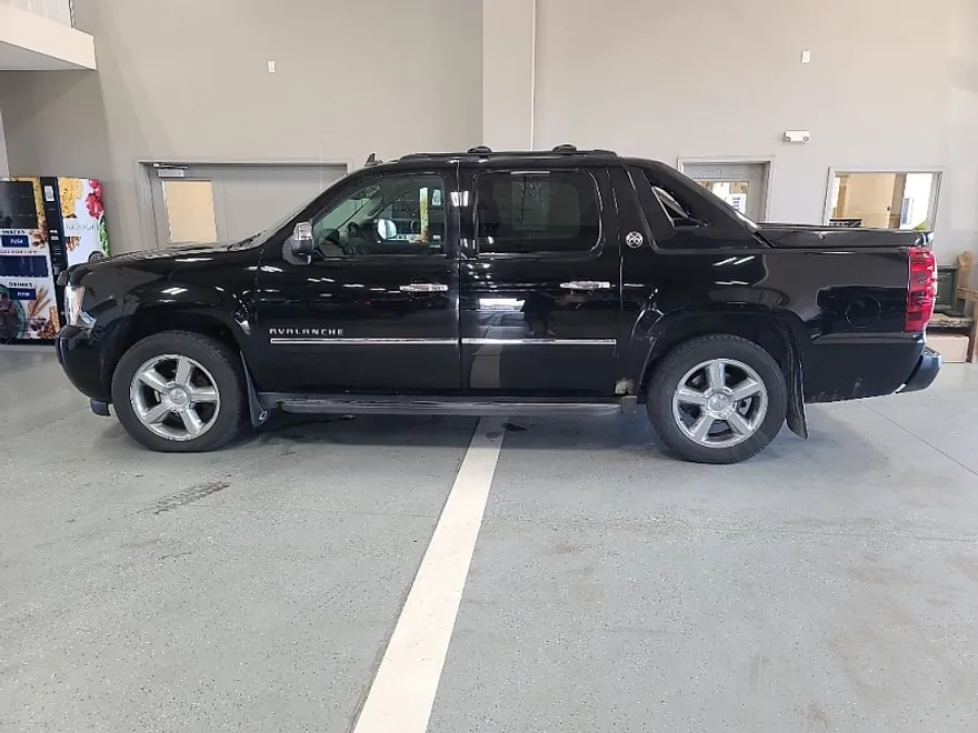 2013 Chevrolet Avalanche LTZ photo 1