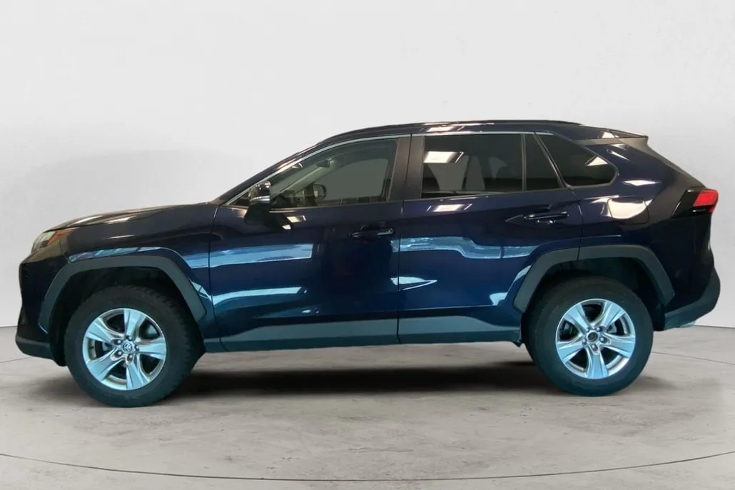 2022 Toyota RAV4 XLE photo 1