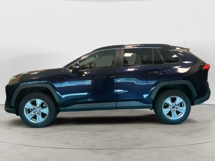 2022 Toyota RAV4 XLE photo 1