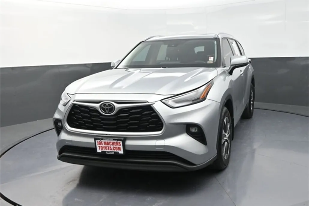 2022 Toyota Highlander XLE photo 1