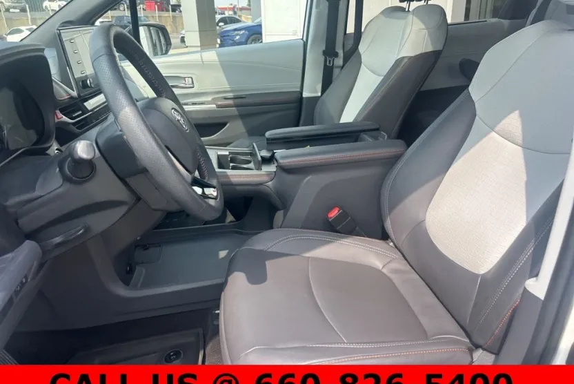 2021 Toyota Sienna XSE photo 1