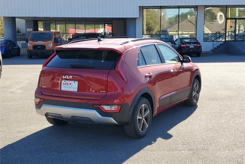 2025 Kia Niro LX photo 1