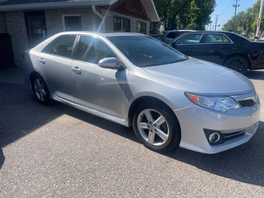 2014 Toyota Camry SE photo 1