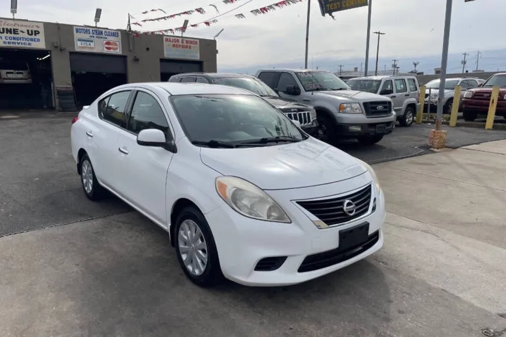 2014 Nissan Versa 1.6 SV photo 1