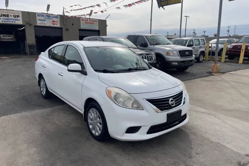 2014 Nissan Versa 1.6 SV photo 1