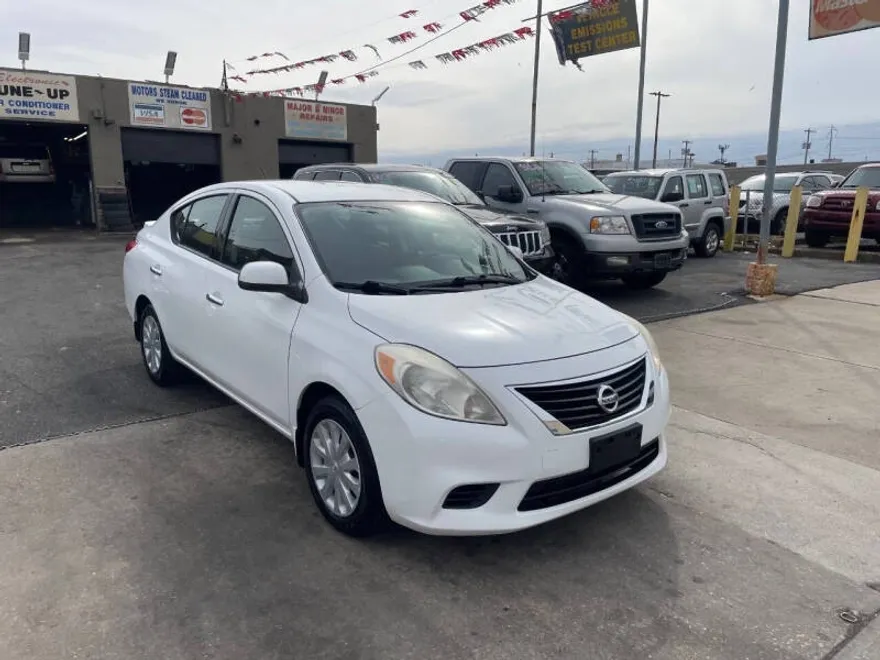 2014 Nissan Versa 1.6 SV photo 1