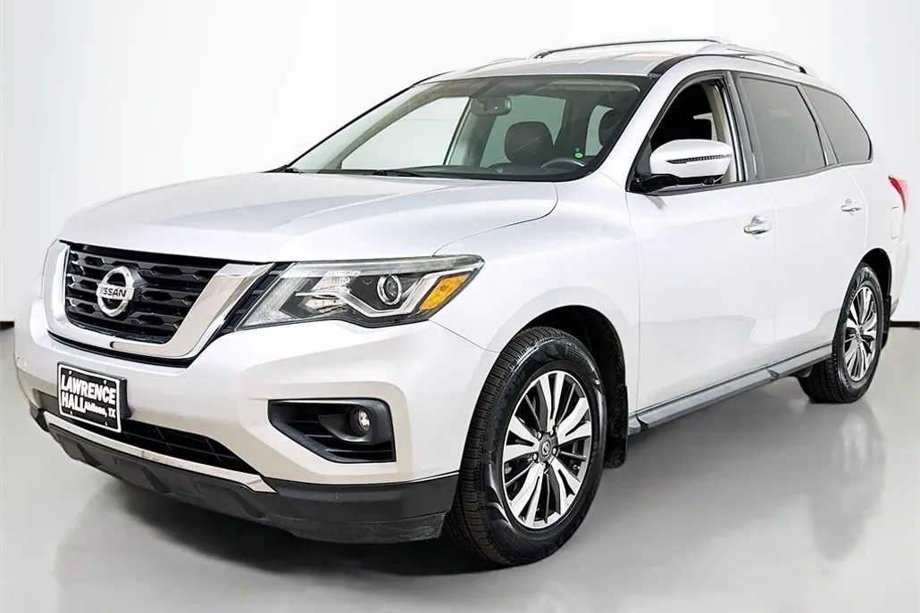 2017 Nissan Pathfinder SL photo 1