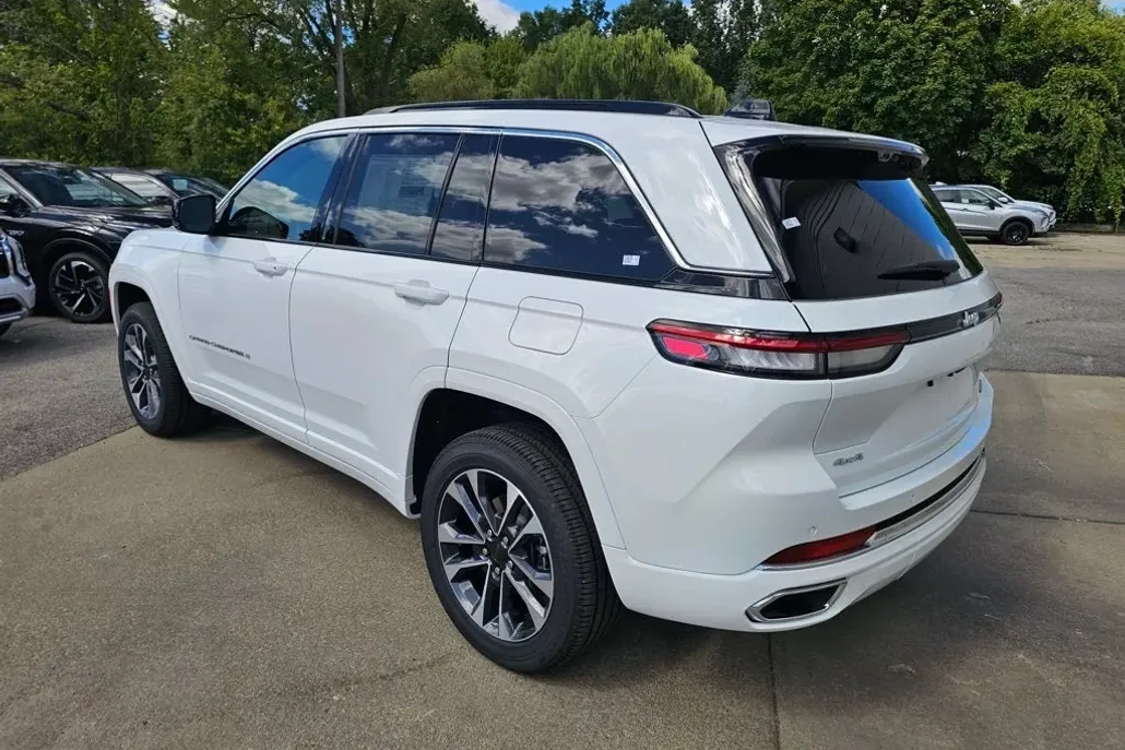2025 Jeep Grand Cherokee Overland photo 1