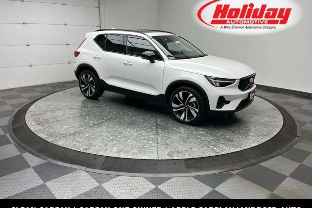 2025 Volvo XC40 Plus photo 1