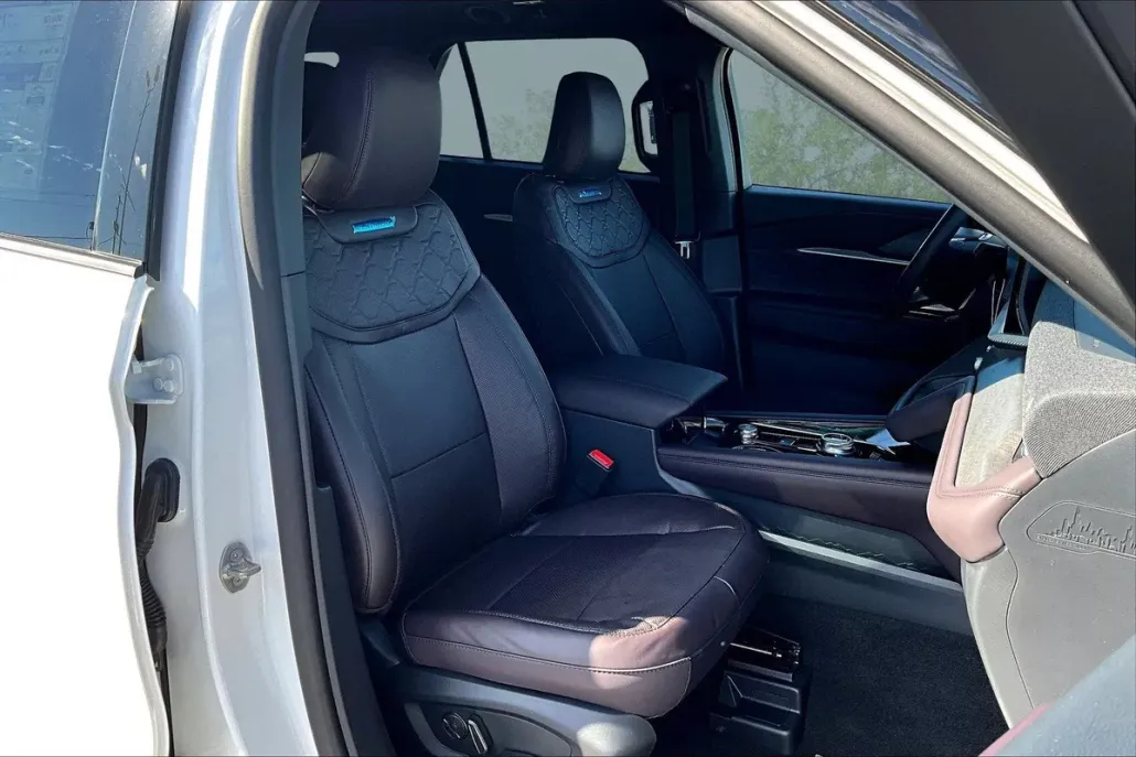2025 Ford Explorer Platinum photo 1