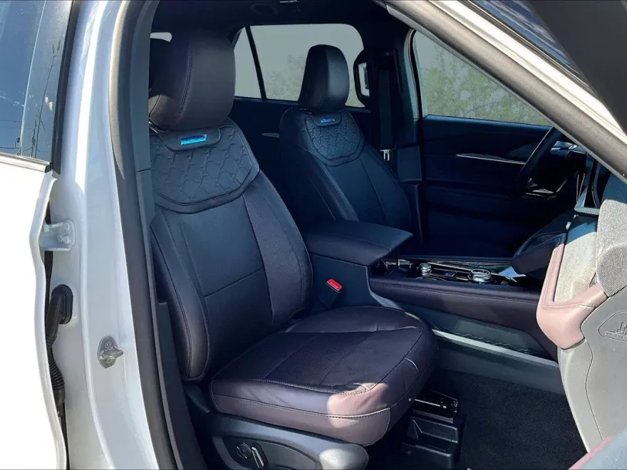 2025 Ford Explorer Platinum photo 1