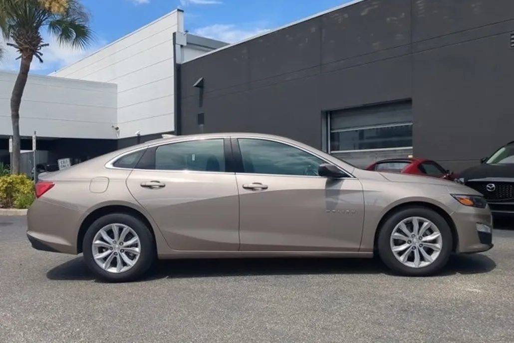 2024 Chevrolet Malibu 1LT photo 1