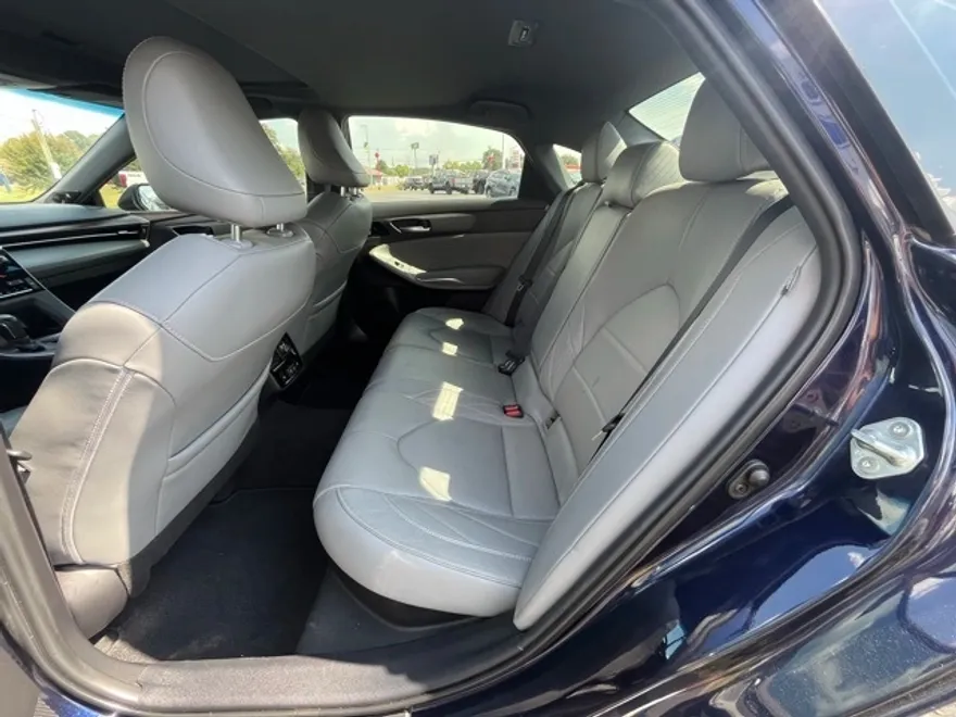 2022 Toyota Avalon Hybrid Limited photo 1